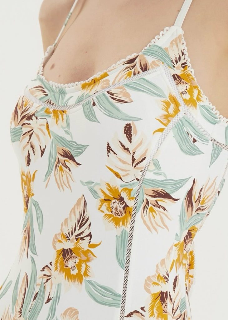 Una pieza floral con cuello redondo